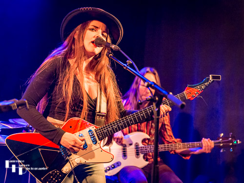 Arielle on vocals & guitar. Published in Blues Matters online gig review