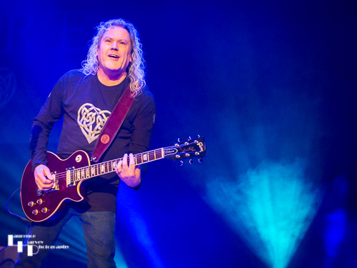 Vinny Burns on guitar
