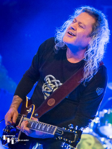 Vinny Burns on guitar