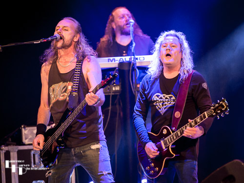 Vinny Burns on guitar & Nigel Clutterbuck on bass
