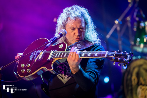 Vinny Burns on guitar