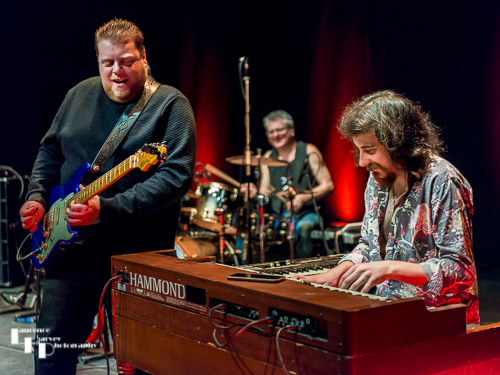 Danny Bryant on guitar & vocals, Jamie Pipe on keys