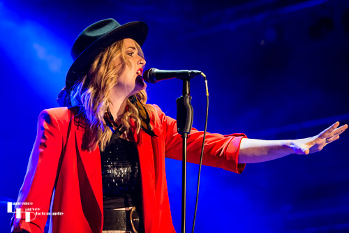 Elles Bailey on vocals