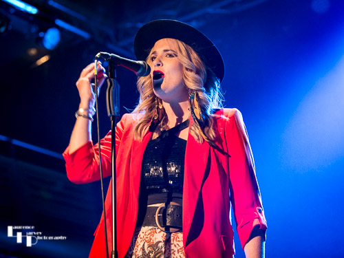 Elles Bailey on vocals