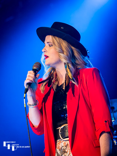 Elles Bailey on vocals