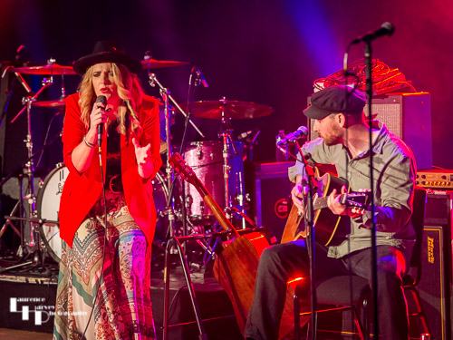 Elles Bailey on vocals & Joe Wilkins on guitar & backing vocals