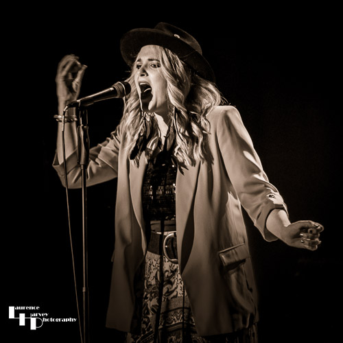 Elles Bailey on vocals