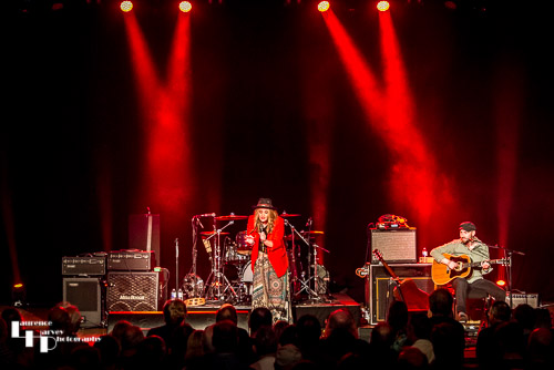 Elles Bailey on vocals & Joe Wilkins on guitar & backing vocals