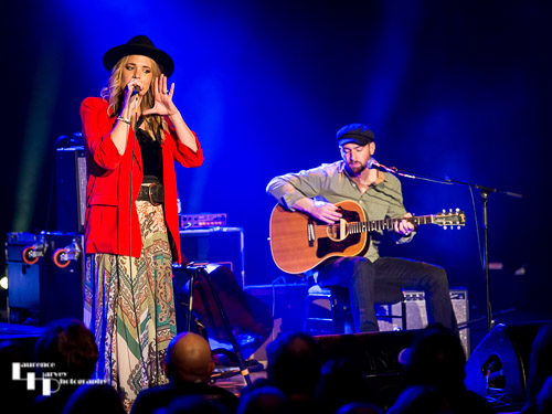 Elles Bailey on vocals & Joe Wilkins on guitar & backing vocals