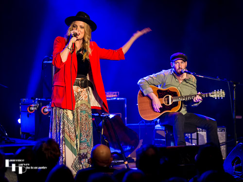 Elles Bailey on vocals & Joe Wilkins on guitar & backing vocals