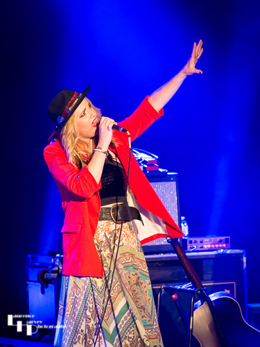 Elles Bailey on vocals
