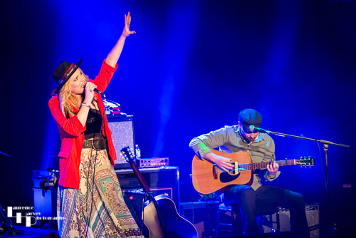 Elles Bailey on vocals & Joe Wilkins on guitar & backing vocals