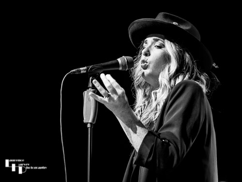 Elles Bailey on vocals