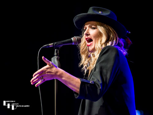 Elles Bailey on vocals