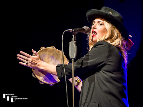 Elles Bailey on vocals