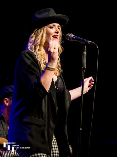 Elles Bailey on vocals