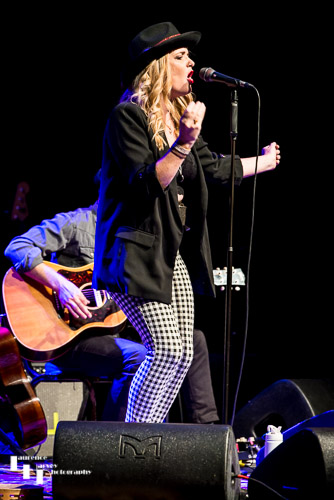 Elles Bailey on vocals