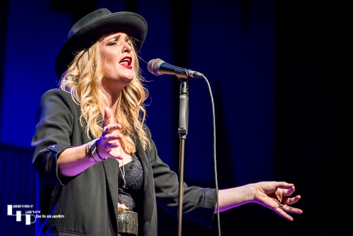 Elles Bailey on vocals