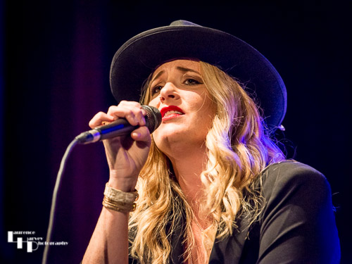 Elles Bailey on vocals