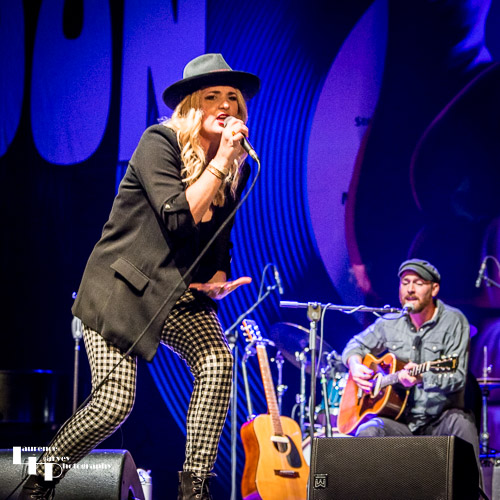 Elles Bailey on vocals & Joe Wilkins on guitar & backing vocals