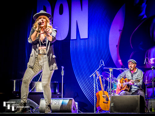 Elles Bailey on vocals & Joe Wilkins on guitar & backing vocals