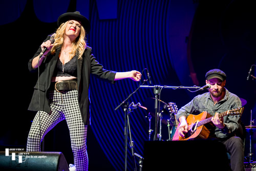 Elles Bailey on vocals & Joe Wilkins on guitar & backing vocals