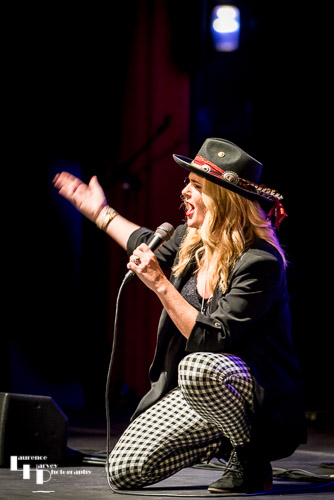 Elles Bailey on vocals