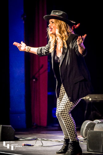 Elles Bailey on vocals