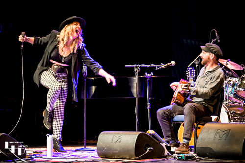 Elles Bailey on vocals & Joe Wilkins on guitar & backing vocals