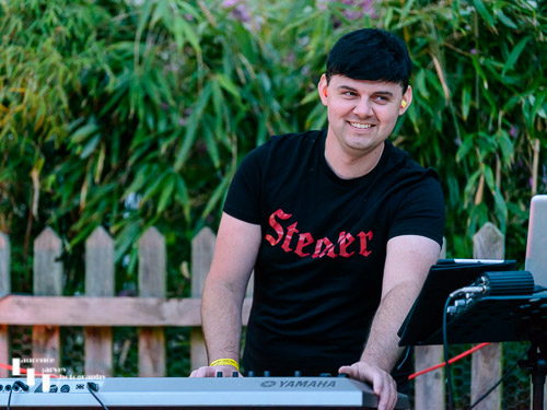Stealer: Matt Annis on keys
Used for Gig promo poster