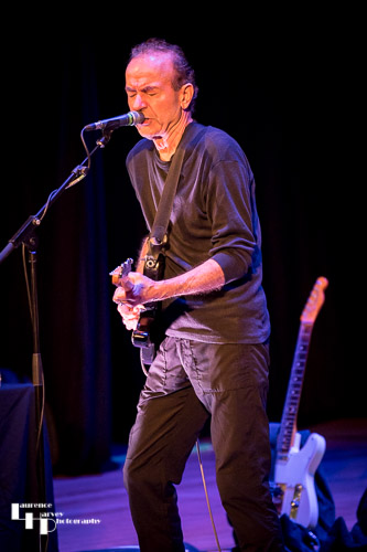 Hugh Cornwell on vocals & guitar
