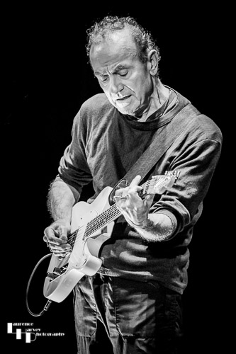 Hugh Cornwell on vocals & guitar