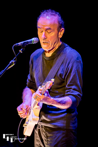 Hugh Cornwell on vocals & guitar