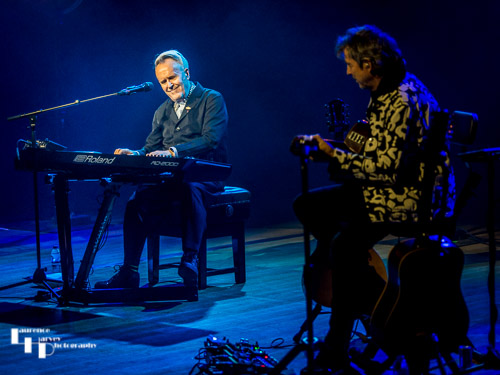 Howard Jones on vocals & keys, Robin Boult on acoustic guitar