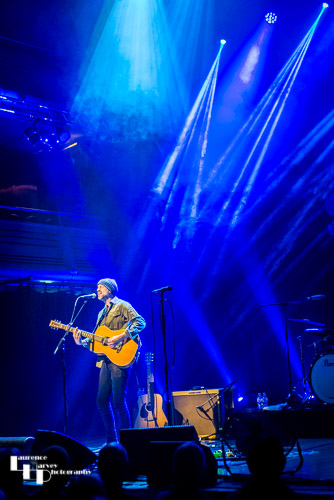 Jon Allen on vocals & guitar
