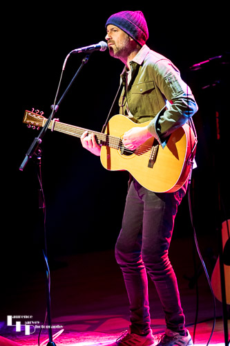 Jon Allen on vocals & guitar