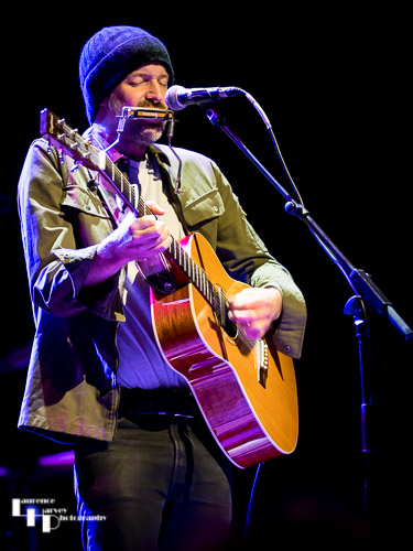 Jon Allen on vocals & guitar