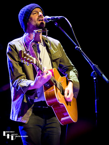 Jon Allen on vocals & guitar