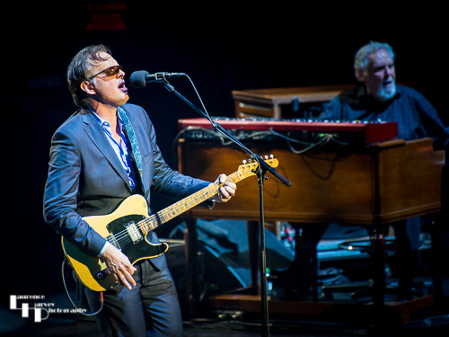 Joe Bonamassa on vocals & guitar, Reese Wynans on keys