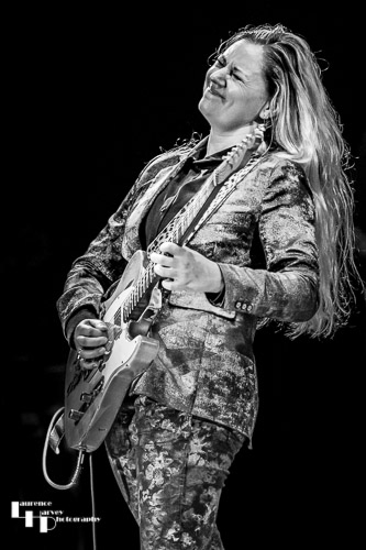 Joanne Shaw Taylor on vocals & guitar