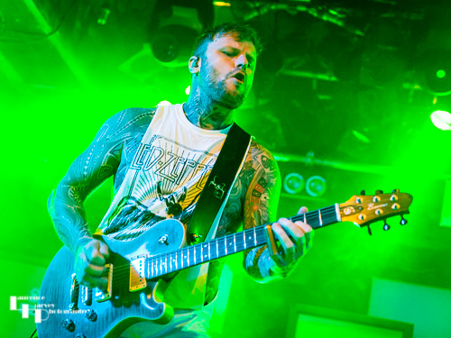 Kris Barras on guitar & vocals
