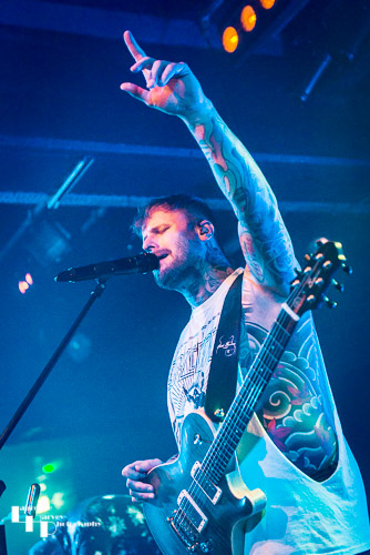 Kris Barras on guitar & vocals