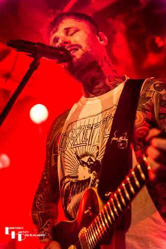 Kris Barras on guitar & vocals
