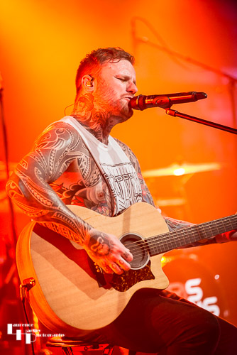 Kris Barras on guitar & vocals