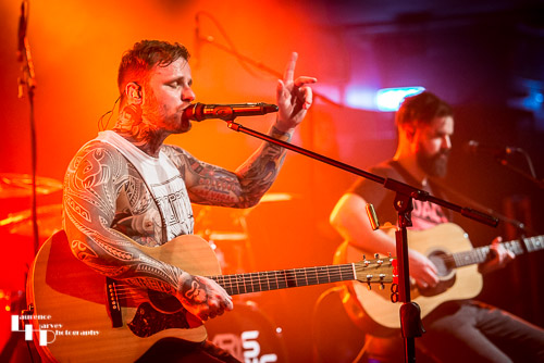 Kris Barras on guitar & vocals