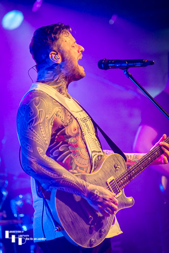 Kris Barras on guitar & vocals