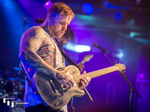 Kris Barras on guitar & vocals