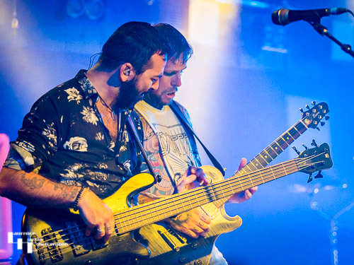 Kris Barras on guitar & vocals, Kelpie McKenzie on bass