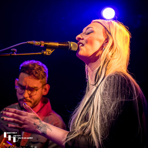 Kira Mac on vocals & Joe Worrall on acoustic guitar
