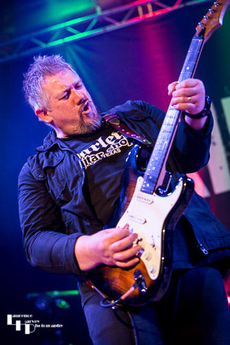 Stevie Nimmo on guitar